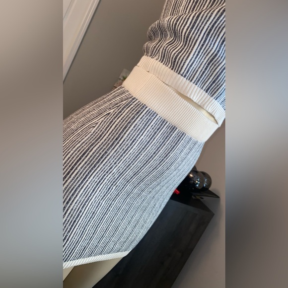 Cream & Blues - Picture 3 of 4